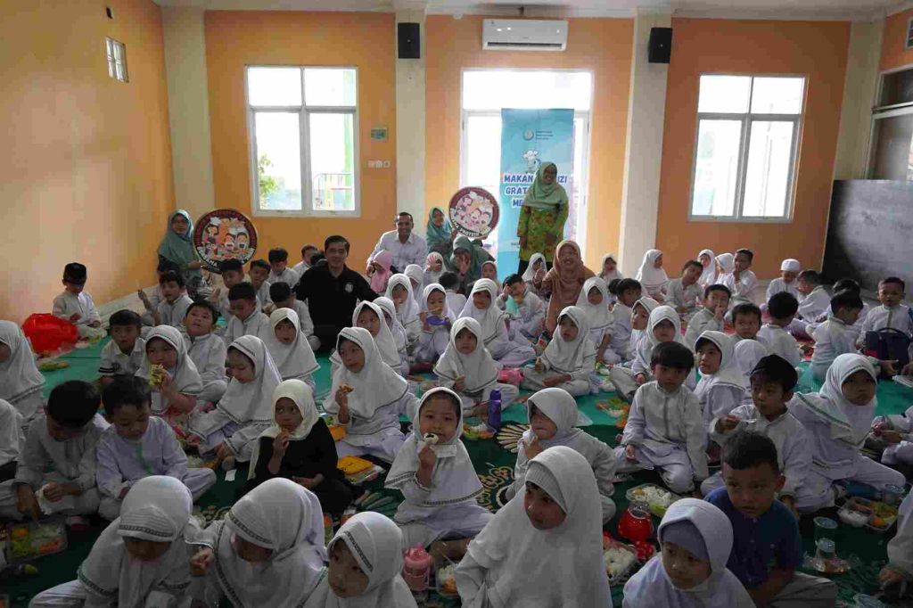 Meningkatkan Konsumsi Ikan Bergizi untuk Generasi Emas Indonesia di TK Bustanul Athfal 86