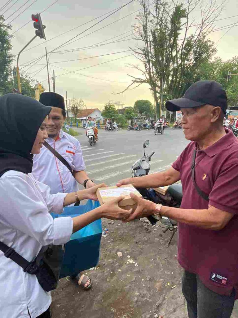 Lazismu Jatiroto Berbagi Iftar untuk 300 Kaum Dhuafa dan Yatim di Tiga Wilayah