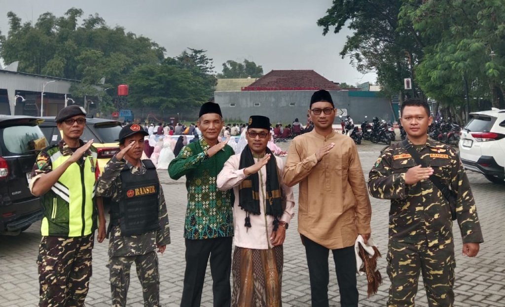 Dikawal Banser, Warga Muhammadiyah Nganjuk Gelar Salat Idulfitri di GOR Bung Karno 