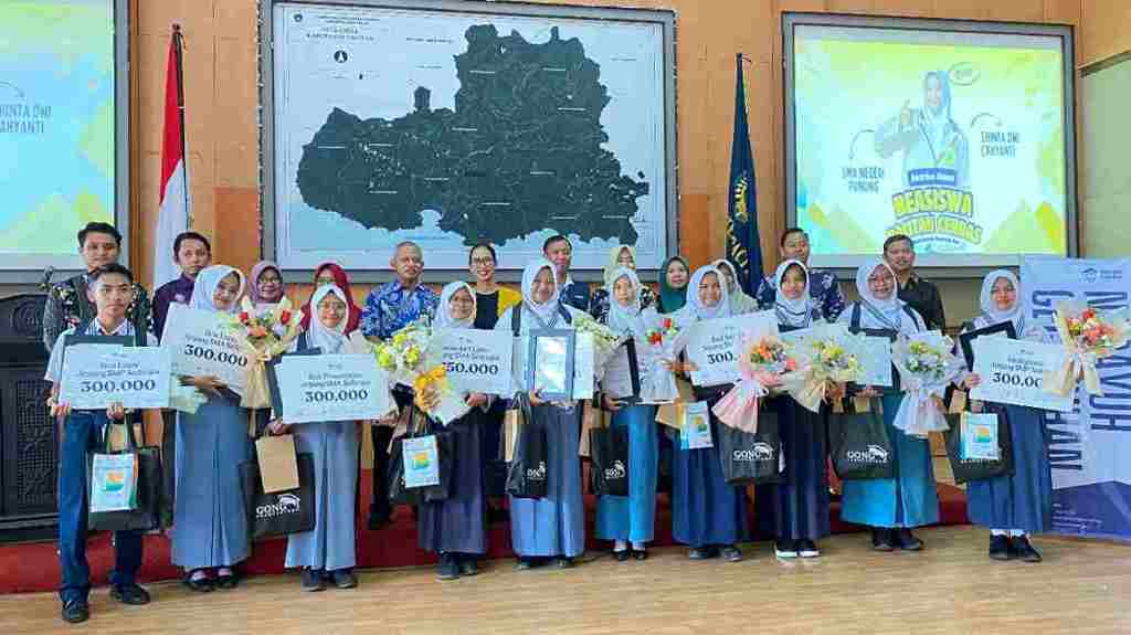 ISIMU & PACE Kolaborasi Salurkan Beasiswa “Pacitan Cerdas” untuk Pelajar Berprestasi