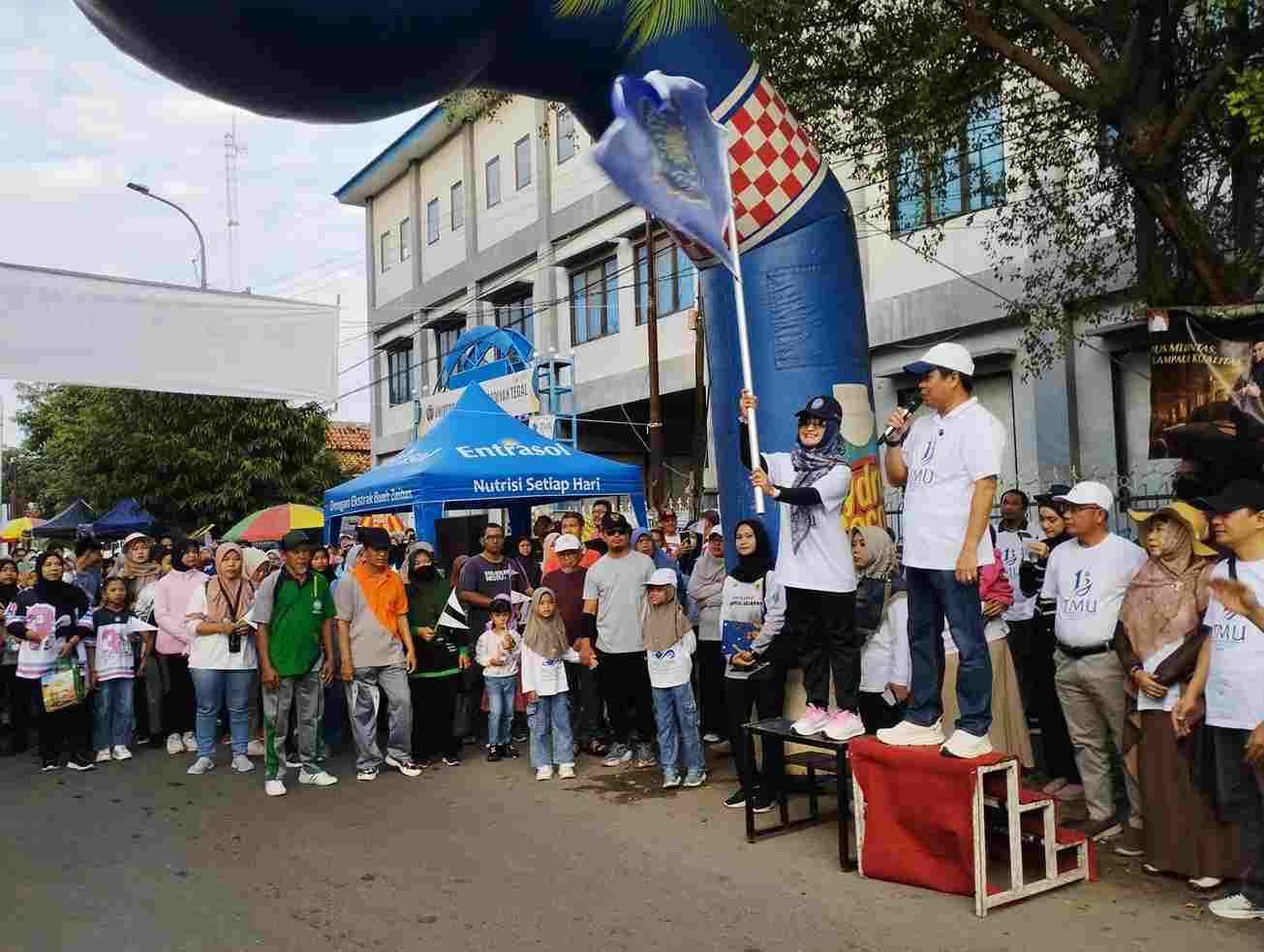 Ribuan Peserta Ramaikan Fun Walk Gebyar Milad Tegal Muhammadiyah University