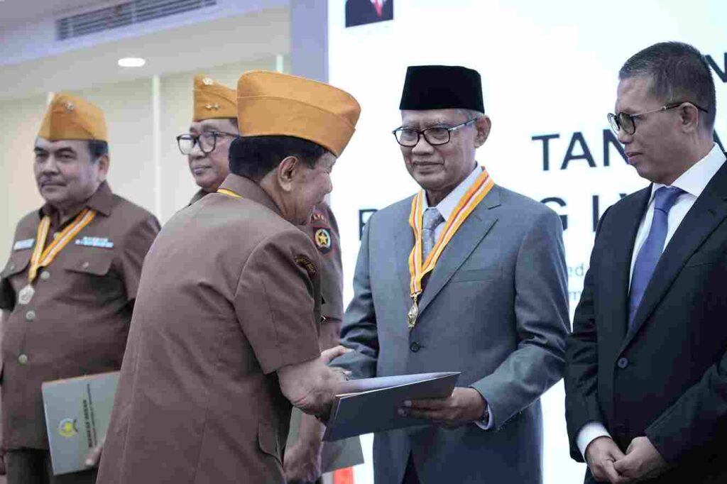 Berjasa Perjuangkan Nilai-nilai kebangsaan, Haedar Nashir Terima Bintang LVRI