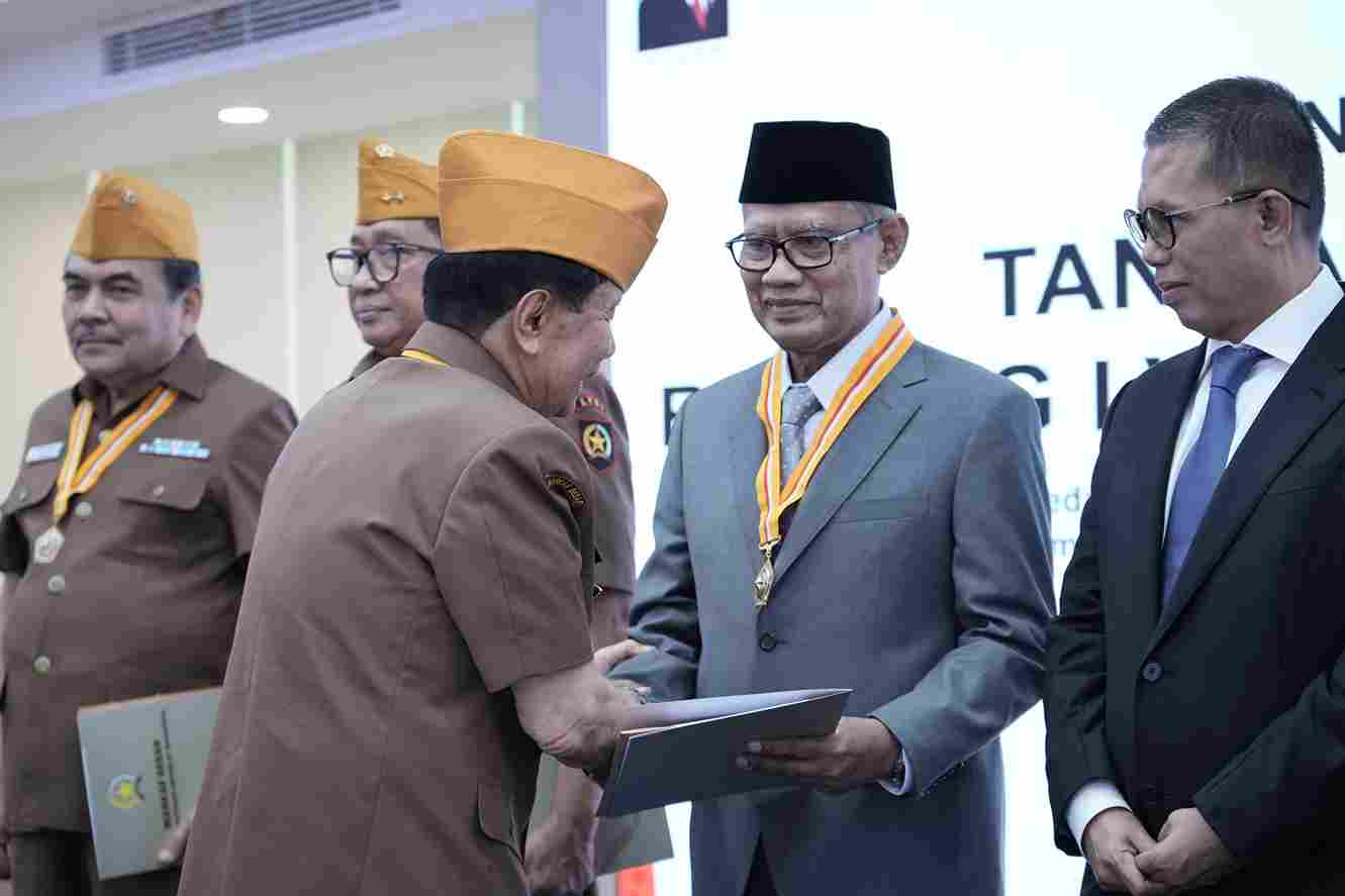 Berjasa Perjuangkan Nilai-nilai kebangsaan, Haedar Nashir Terima Bintang LVRI