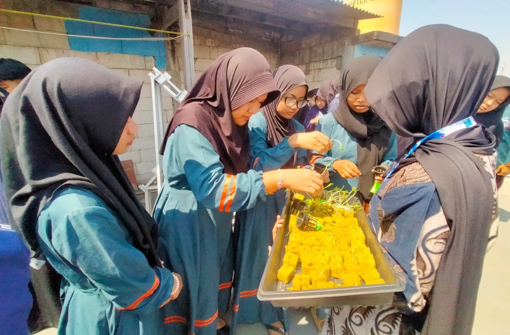 LKSA Muhammadiyah Karangpilang dan UNESA Perkuat Bahasa Inggris dan Life Skill Santri