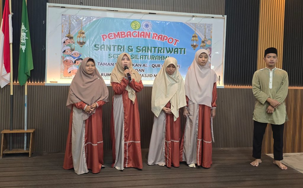 Santri TPQ & Tahfidz Mukhlisin Tulangan Unjuk Prestasi dalam Pembagian Rapor Semester Akhir