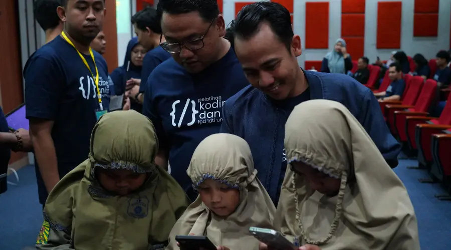 84 Guru SD Surabaya Ciptakan 30 Game Edukatif Usai Pelatihan Coding dan AI di UM Surabaya