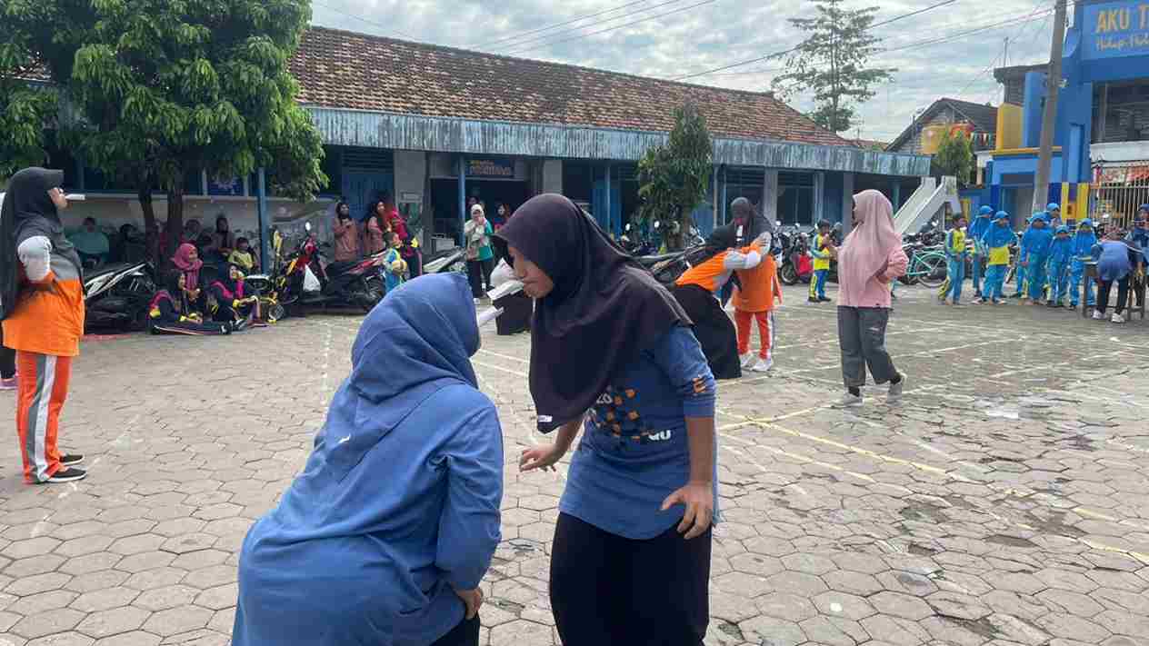 Keceriaan Wali Murid Warnai Lomba Estafet Tepung di MI Muga Bulubrangsi Lamongan