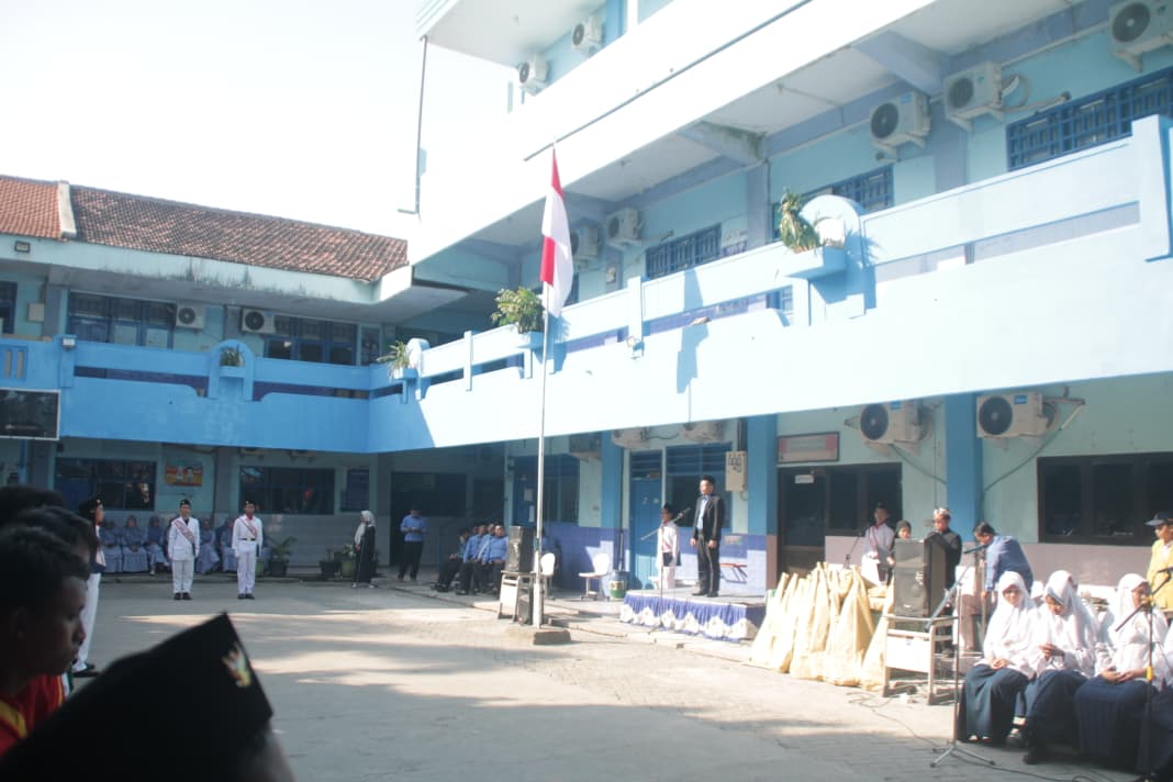 Upacara di SMP Muhammadiyah 15 Boarding School Surabaya:  Momentum Mengingat Perjuangan Para Pahlawan
