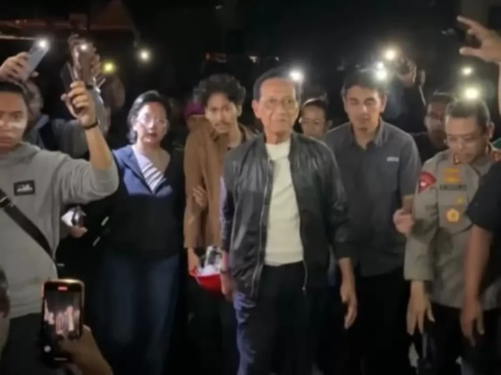 Pemimpin yang Mendekat, Bukan Menjauh: Teladan Hamengkubuwono X