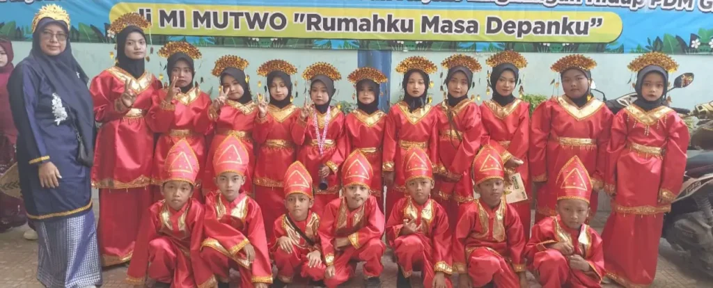 Usung Pakaian Minang, MI Muhammadiyah 2 Warnai Karnaval HUT Kemerdekaan di Desa Campurejo Gresik
