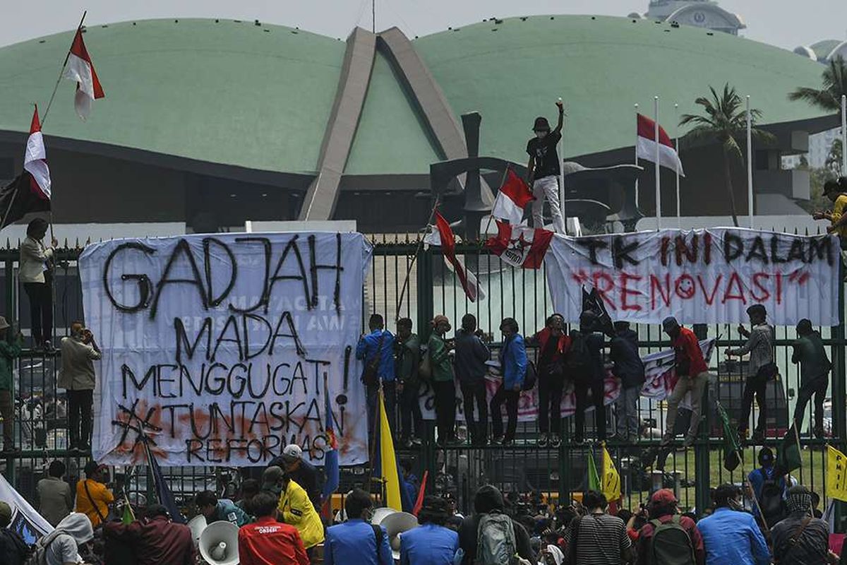 Agustus Kelam: Darah dan Air Mata di Balik Kemegahan Kursi Kekuasaan
