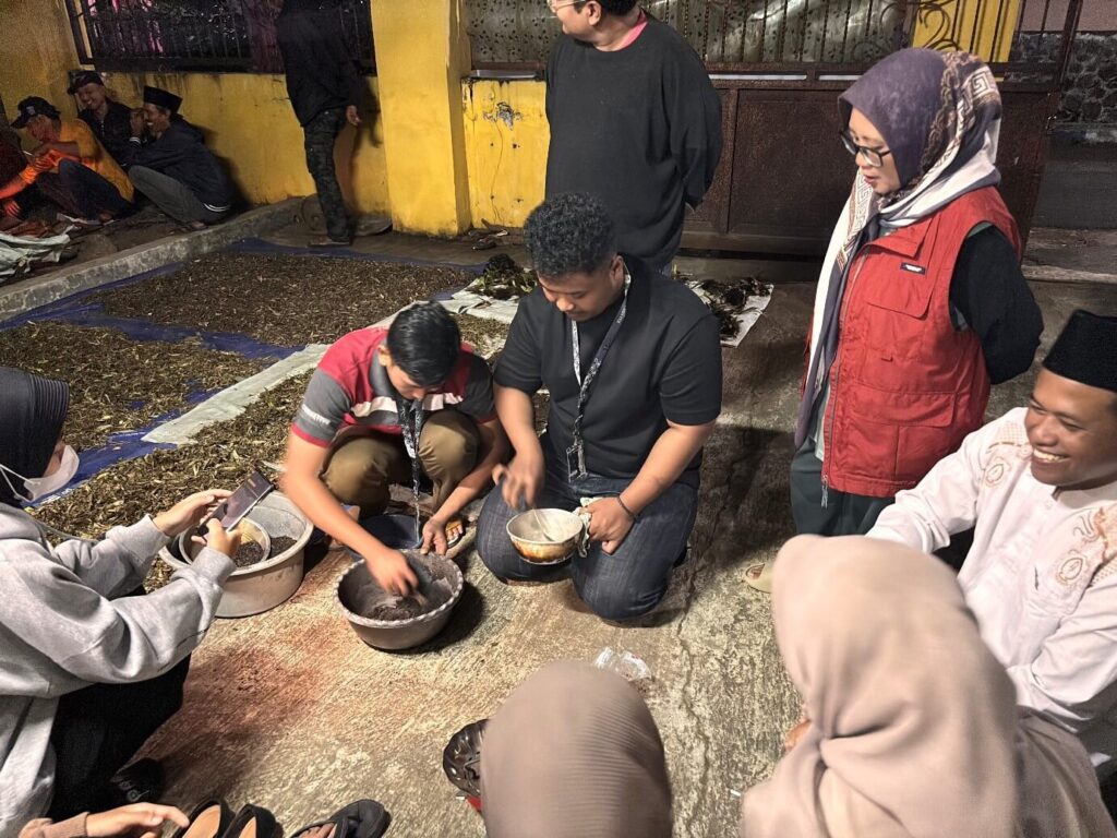 FDI UMM Latih Warga Kaumrejo Atasi Masalah Eceng Gondok Jadi Produk Bernilai