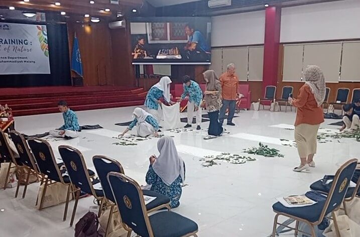 Lestarikan Bumi, Mahasiswa Peternakan UMM Ajari Ratusan Siswa SMA Teknik Ecoprint