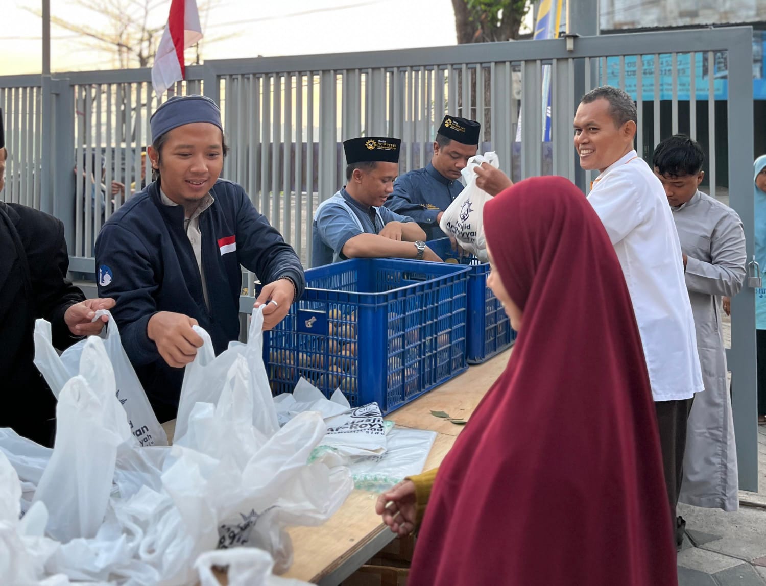 Jeruk Segar Dibagikan pada Kajian Ahad Subuh di Masjid Ar Royyan Muhammadiyah Buduran