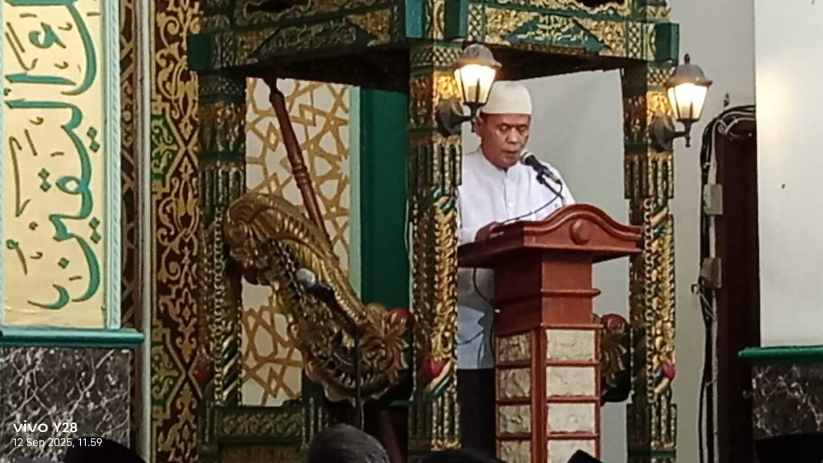 H. Arifin Abduh, M.Pd., menyampaikan khutbah Jumat di Masjid Agung Baitussalam Nganjuk