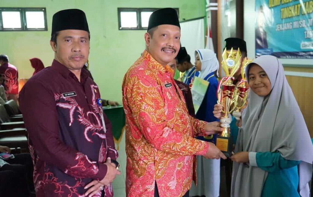 Santriwati PesantrenMu Daarul Ulum Majenang Juara 1 OMI IPS 2025 Kabupaten Cilacap, Siap Melaju Ke Provinsi Jateng