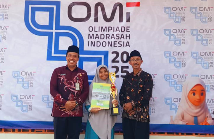 Santriwati PesantrenMu Daarul Ulum Majenang Juara 1 OMI IPS 2025 Kabupaten Cilacap, Siap Melaju Ke Provinsi Jateng