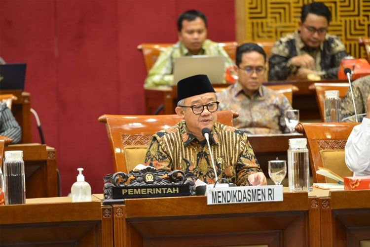 Guru Dapat Pelatihan Khusus, Mendikdasmen Pastikan Program Smartboard Tak Akan Mangkrak