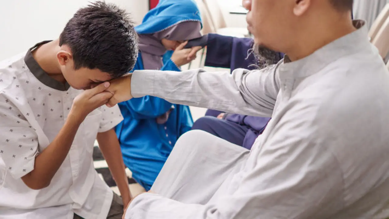 Rendahkan Diri kepada Kedua Orang Tua dengan Penuh Kasih Sayang