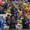 Joget di Ruang Sidang, Amarah di Jalanan