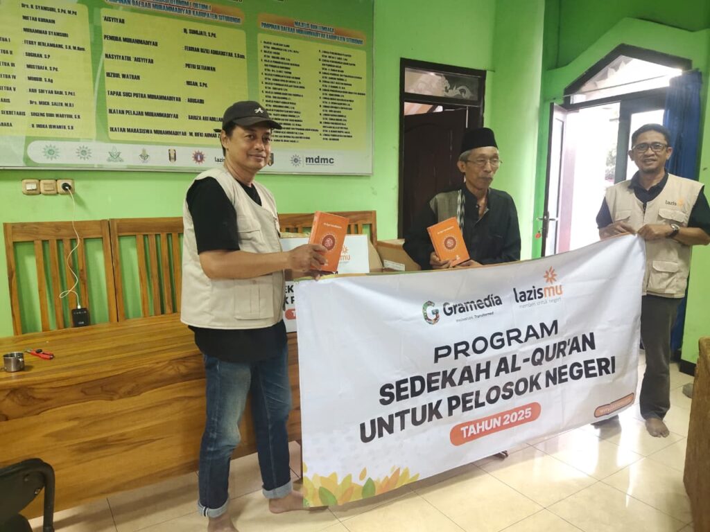 LAZISMU dan Gramedia Salurkan Sedekah Al Qur'an untuk Pelosok Negeri