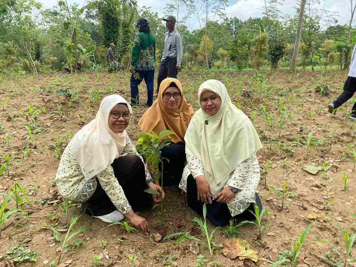 Hijaukan Banyumas, Nasyiah Rayakan Milad ke-113 Muhammadiyah dengan Gerakan Tanam 1.113 Pohon