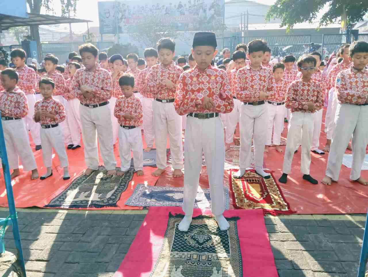 Pembiasaan Friday Charity, Salat Dhuha Berjama'ah, dan Gema Al-Kahfi di SDM Limas