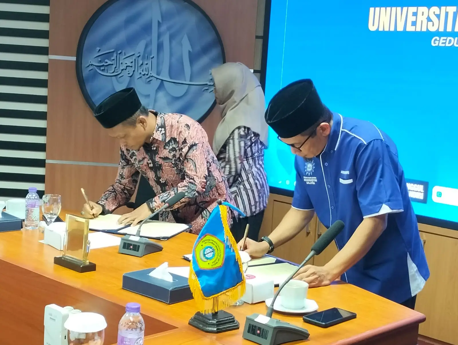 Kiri Rektor UTM Prof. Dr. Syafi', SH, MH dan kanan (biru) Sekretaris PCIM Malaysia