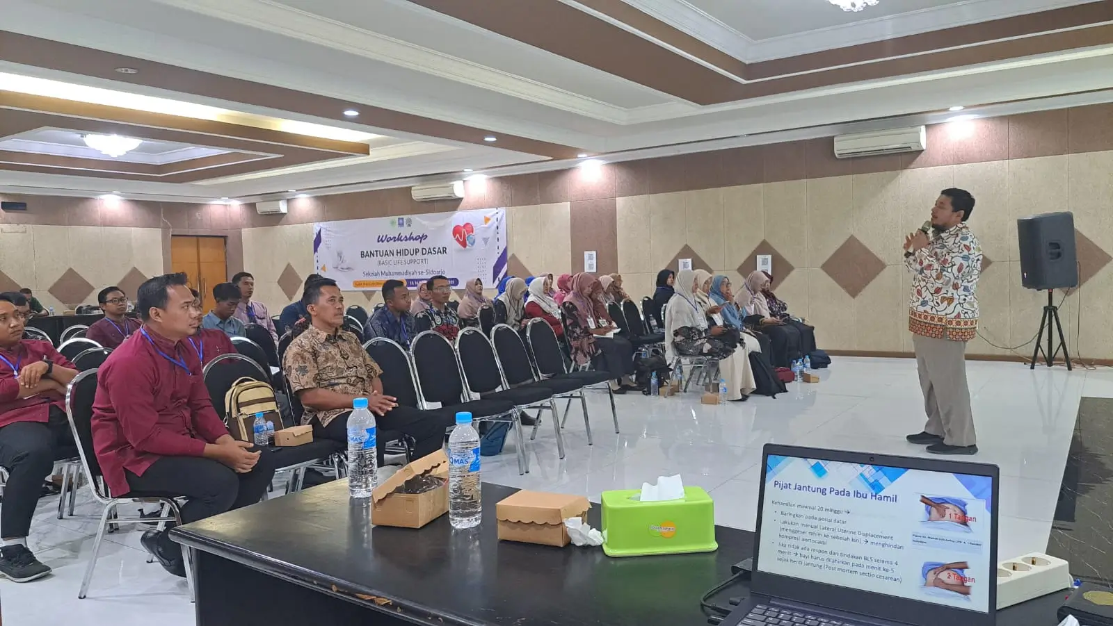 dr. Ramzi saat memberi materi BLS (Basic Life Support)