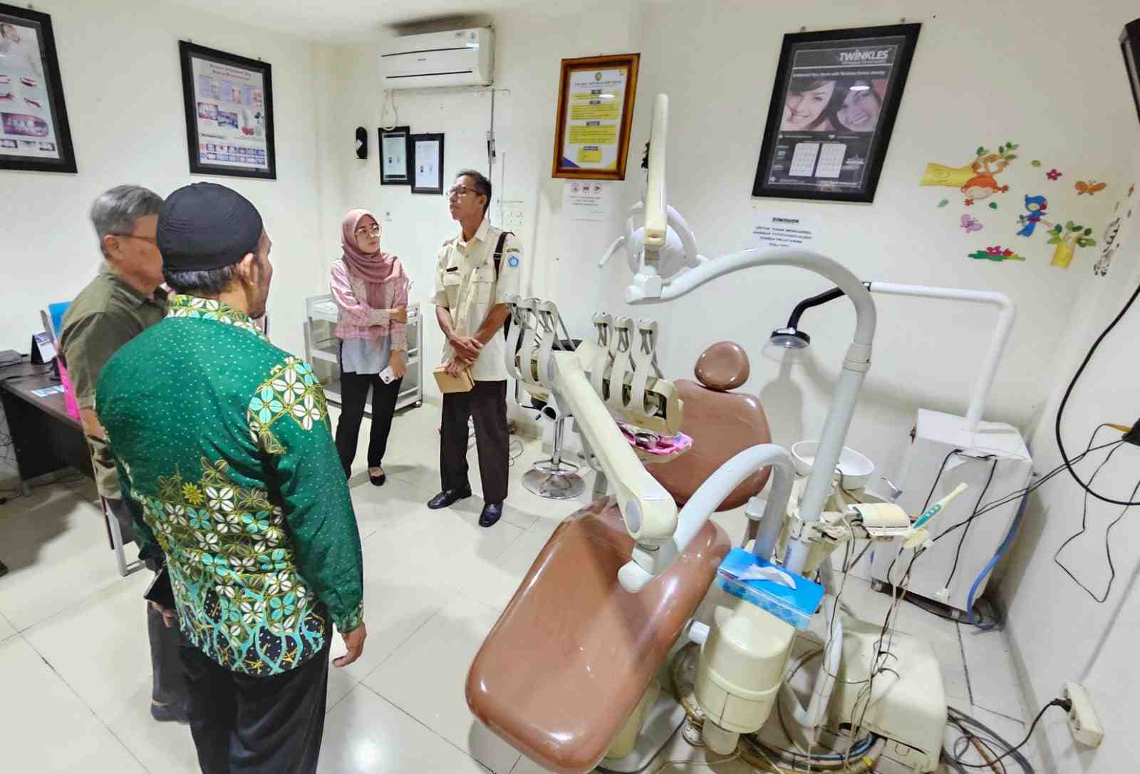 Wujud Ta'awun Antar AUM,  Klinik Muhammadiyah Lamongan Hibahkan  Kursi Gigi untuk PCM Modo