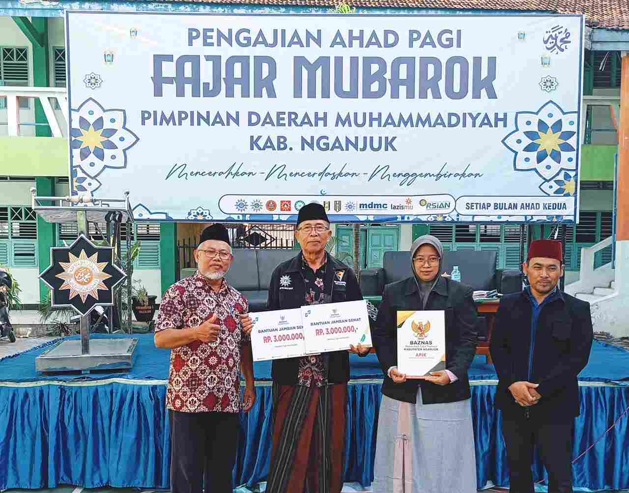 BAZNAS Serahkan Beasiswa dan Jamban Sehat di Pengajian Fajar Mubarok Nganjuk