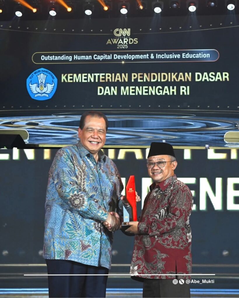 Kemendikdasmen Raih Achievement Award dari CNN Indonesia
