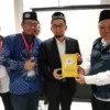 Buku Panduan Materi Akademi Mubaligh Muhammadiyah PWM Jatim Diserahkan kepada Ustaz Adi Hidayat