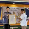 Peringati Isra Mikraj: Para Santri MBS SMP Mutual Magelang Serahkan Karya Kaligrafi Kaca kepada Tamu Undangan