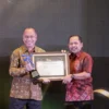 Rektor UM Surabaya Dinobatkan sebagai Tokoh Inspiratif di Bidang Pendidikan oleh Radar Surabaya