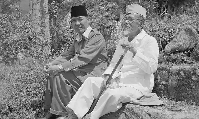 Bung Karno dan Agus Salim saat menjadi tahanan Belanda tahun 1949. (troppenmuseum)