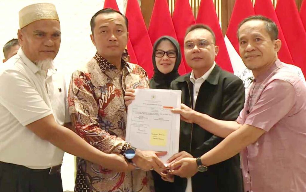 Abdul Muis (paling kiri) dan Rasnal (paling kanan) saat menerima salinan putusan rehabilitasi dari Presiden. (biro pers setneg)
