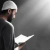 Hukum Salat Sambil Membaca Mushaf Alquran