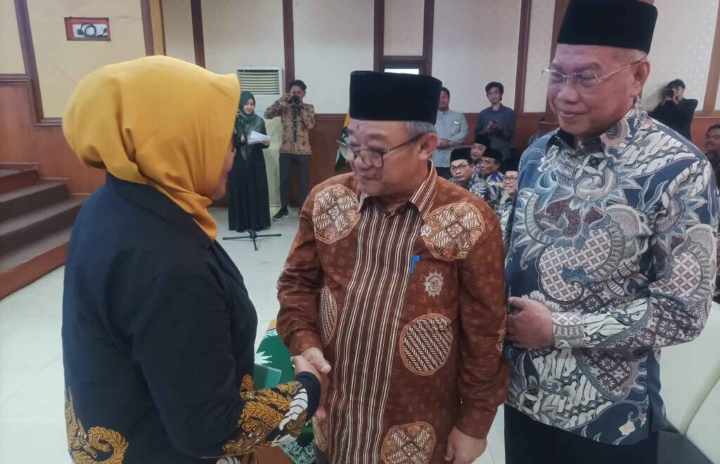 Mendikdasmen RI Prof. Dr. Abdul Mu’ti, M.Ed.saat menemui Marsini, kakak kandung Marsinah. (nun)