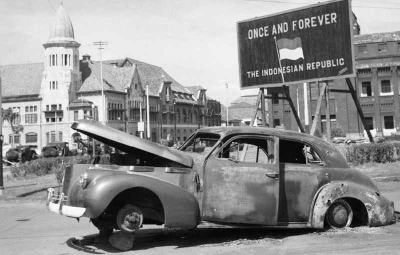 Brigadir Jenderal Mallaby tewas dan mobilnya terbakar dalam pertempuran di Surabaya. (ANRI)