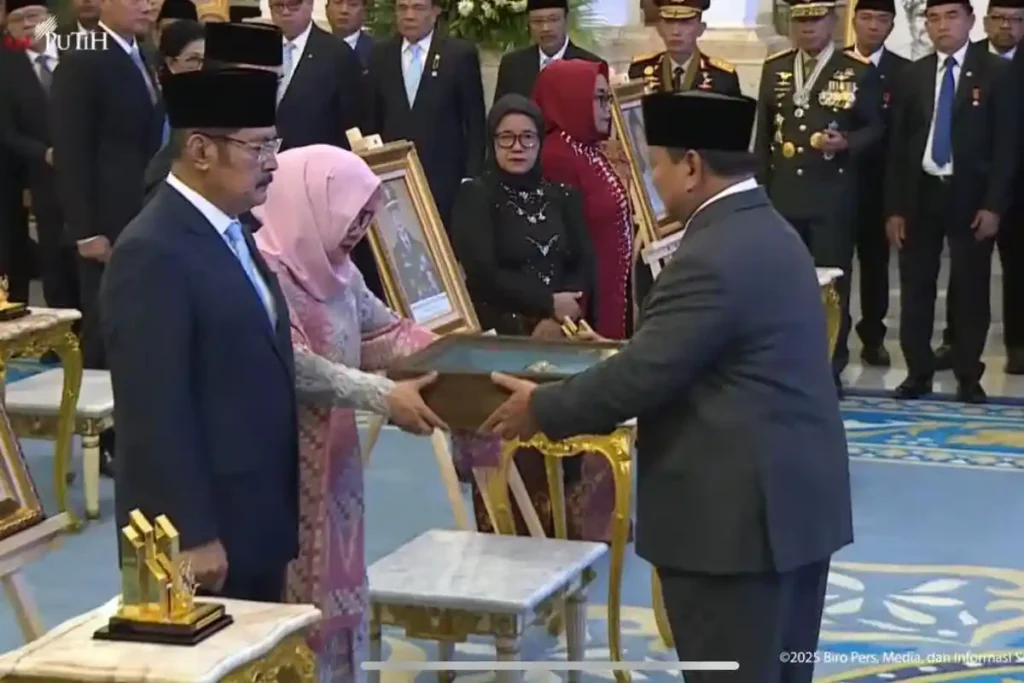 Mbak Tutut mewakili Pak Harto saat menerima piagam gelar pahlawan nasional dari presiden. (ft istana)