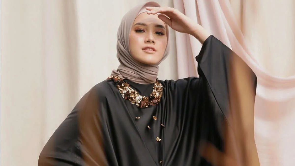 Jilbab Bukan Seragam: Konsistensi Ayah-Bunda Menjaga Aurat di Rumah