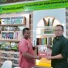 Pascasarjana UM Surabaya Hibahkan Majalah untuk Perpustakaan Masjid Al Hidayah Gempol Pading Lamongan