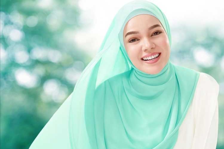 Kisah Dewi Sandra: Hidayah Ilahi Menghampiri Saat Nyaris Bunuh Diri