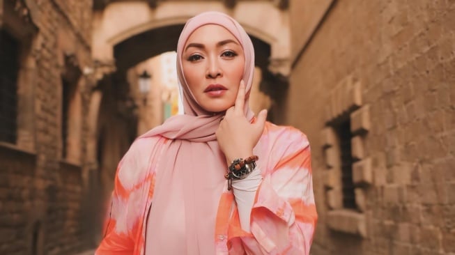 Angelina Sondakh: Al-Quran dan Sajadah Teman Setiaku