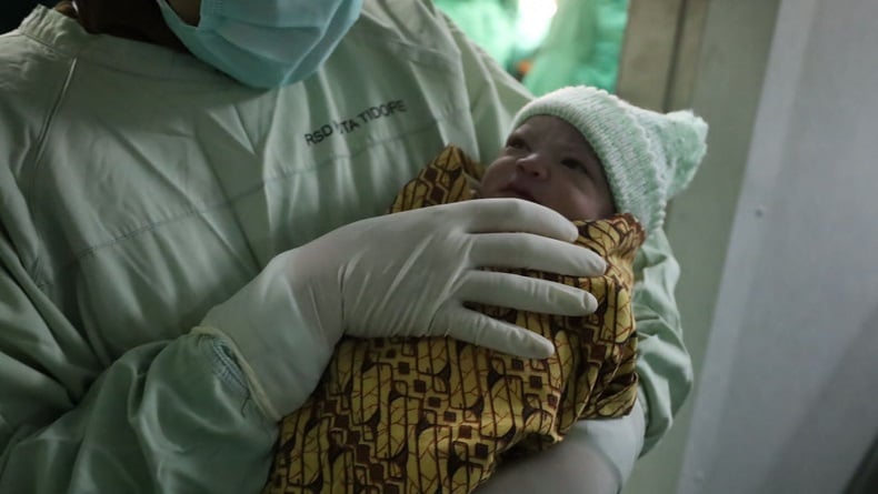 Ketika Bayi Lahir, Apakah Disunnahkan untuk Diazani?