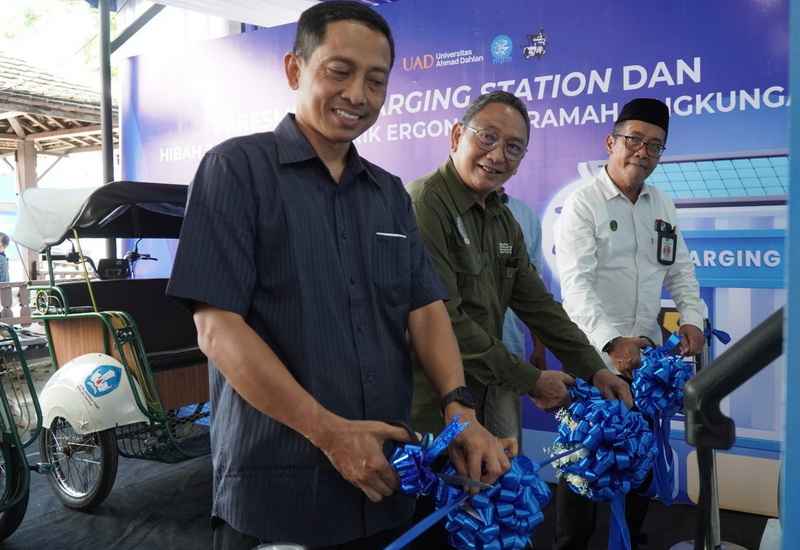 Peresmian charging station untuk becak listrik. (ist)