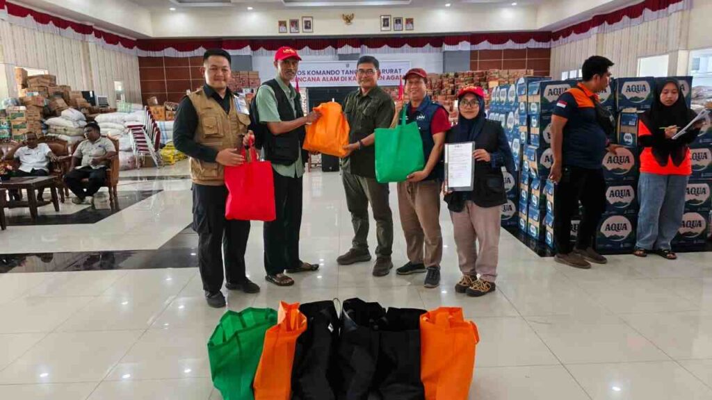 UMM menyalurkan ratusan hygiene kit di Kabupaten Agam. (ist)