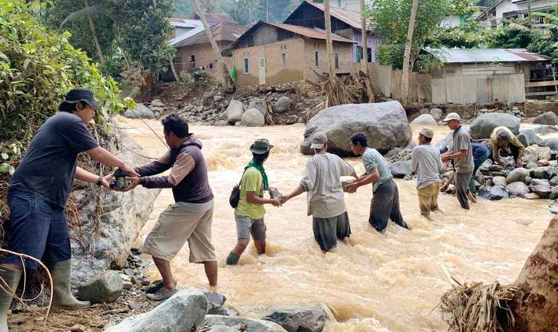 MDMC Bengkulu bersama warga Bangun Jembatan Darurat. (ist)