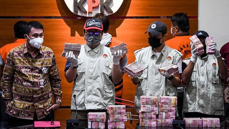 KPK menunjukkan barang bukti sitaan uang hasil korupsi. (ist)
